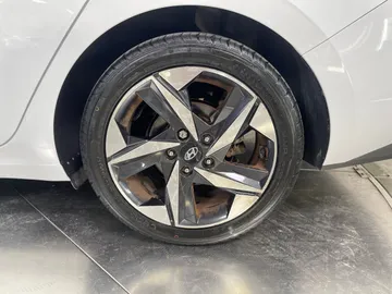 2021 Hyundai Elantra - image 7