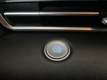 2021 Hyundai Elantra - image 24
