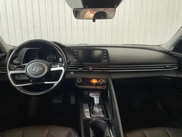 2021 Hyundai Elantra - image 4
