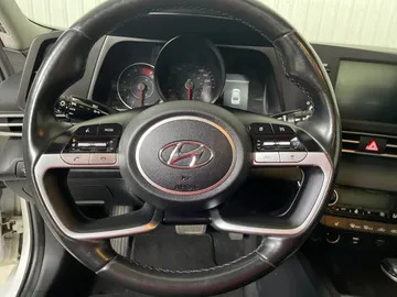 2021 Hyundai Elantra - image 19