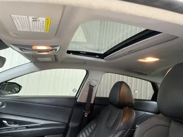 2021 Hyundai Elantra - image 6