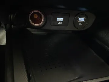 2021 Hyundai Elantra - image 29