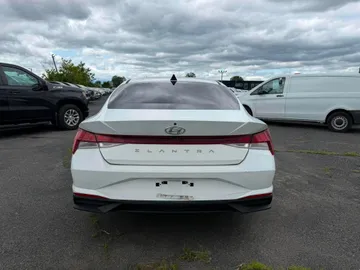 2021 Hyundai Elantra - image 6