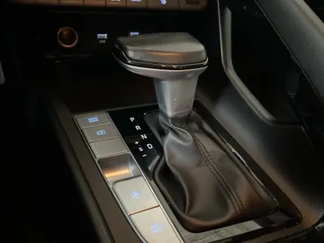 2021 Hyundai Elantra - image 30