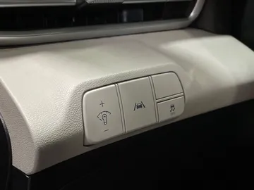 2022 Hyundai Elantra - image 28