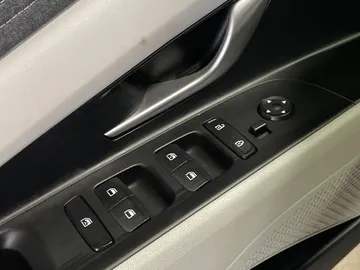 2022 Hyundai Elantra - image 23