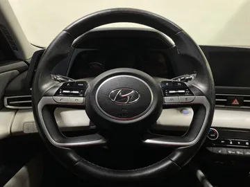 2022 Hyundai Elantra - image 24