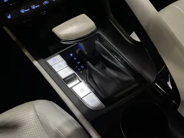 2022 Hyundai Elantra - image 26