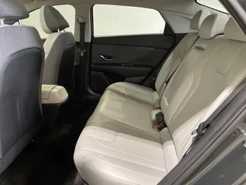 2022 Hyundai Elantra - image 16