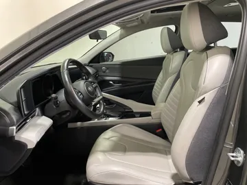 2022 Hyundai Elantra - image 3