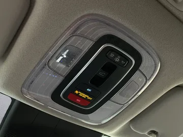 2022 Hyundai Elantra - image 17