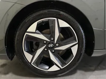 2022 Hyundai Elantra - image 7