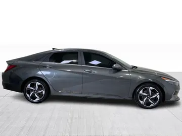 2022 Hyundai Elantra - image 2