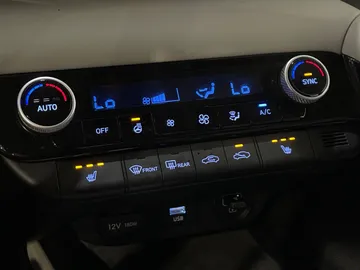 2022 Hyundai Elantra - image 22