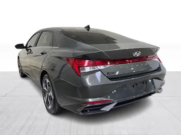 2022 Hyundai Elantra - image 12