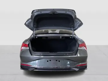 2022 Hyundai Elantra - image 14