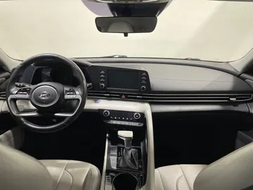 2022 Hyundai Elantra - image 4