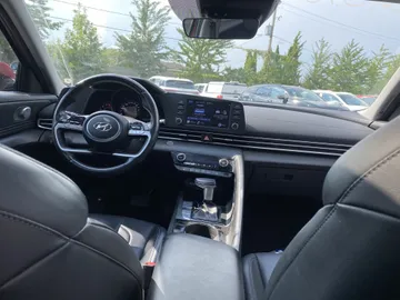 2022 Hyundai Elantra - image 9