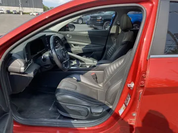 2022 Hyundai Elantra - image 8