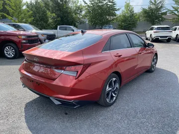 2022 Hyundai Elantra - image 3