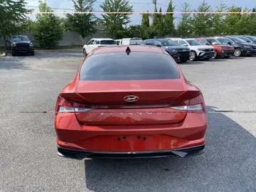 2022 Hyundai Elantra - image 6