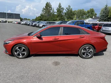 2022 Hyundai Elantra - image 4