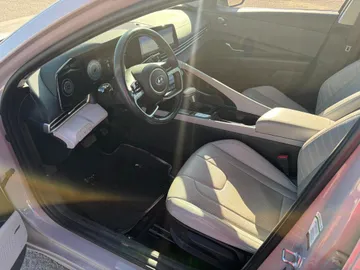 2023 Hyundai Elantra - image 8