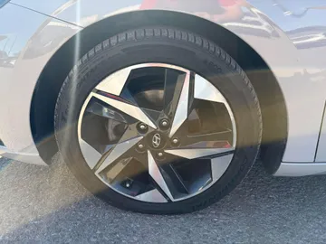 2023 Hyundai Elantra - image 6