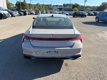 2023 Hyundai Elantra - image 10