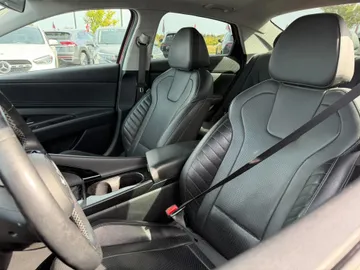 2022 Hyundai Elantra Hybrid - image 8