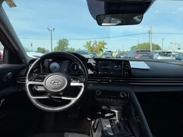2022 Hyundai Elantra Hybrid - image 9