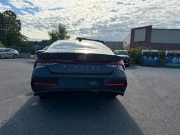 2024 Hyundai Elantra - image 4