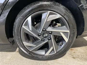 2024 Hyundai Elantra - image 7