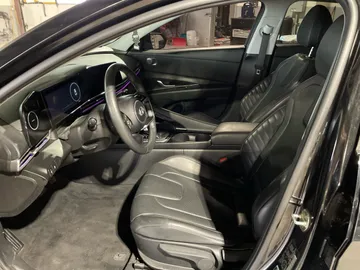 2024 Hyundai Elantra - image 3