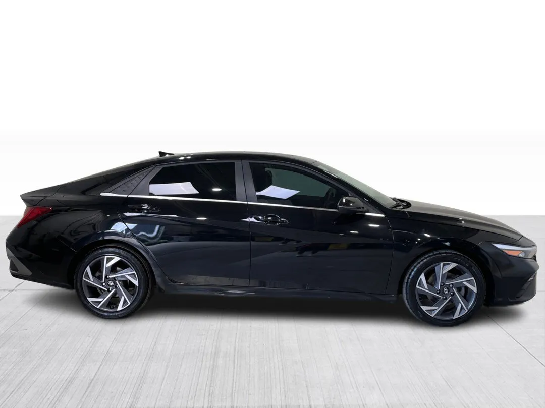2025 Hyundai Elantra — photo 2