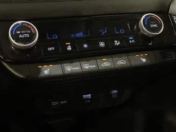 2025 Hyundai Elantra - image 21