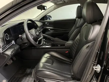 2025 Hyundai Elantra - image 3