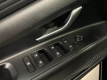 2025 Hyundai Elantra - image 22