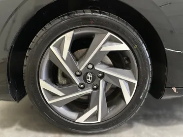 2025 Hyundai Elantra - image 7