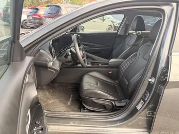 2025 Hyundai Elantra - image 8