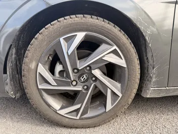 2025 Hyundai Elantra - image 7