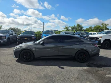 2023 Hyundai Elantra - image 4
