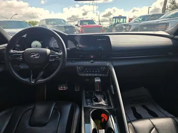 2023 Hyundai Elantra - image 9
