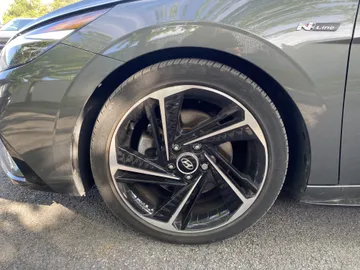 2023 Hyundai Elantra - image 7