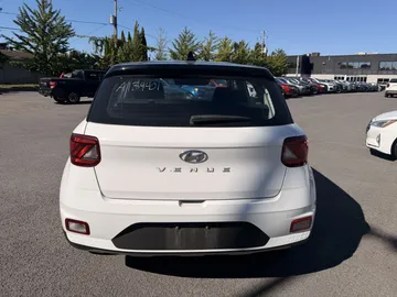 2022 Hyundai Venue - image 6