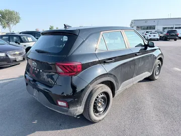 2022 Hyundai Venue - image 4