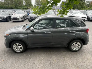 2024 Hyundai Venue - image 4