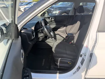 2025 Hyundai Venue - image 8
