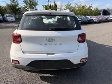 2025 Hyundai Venue - image 6