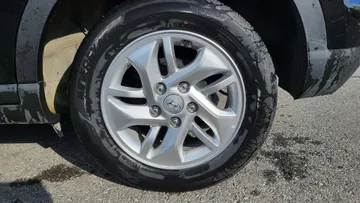 2025 Hyundai Venue - image 7